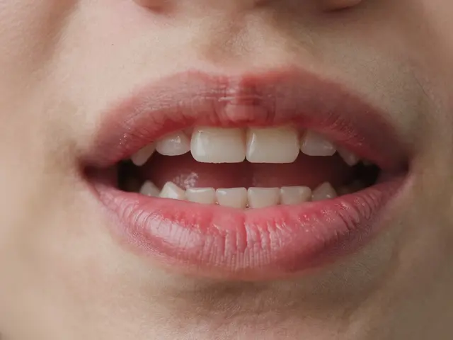 Jak zpevnit kývající se zub: praktické kroky a co dělat, když zub není už stabilní