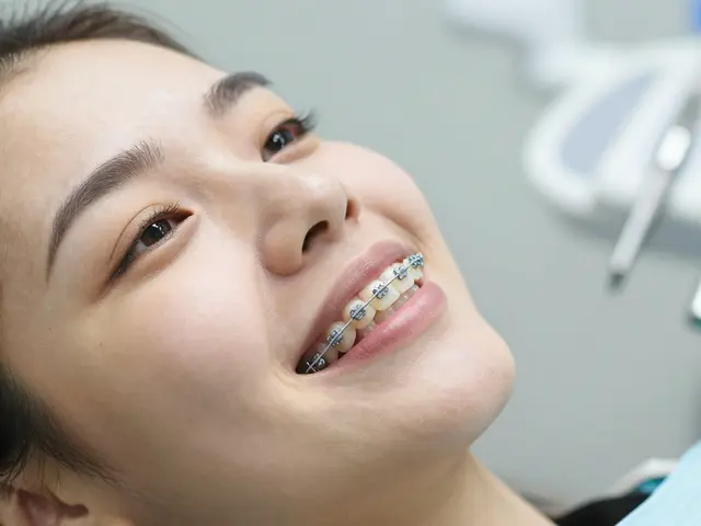 Jak si vybrat gumičky na rovnátka: průvodce pro pacienty s keramickými rovnátky