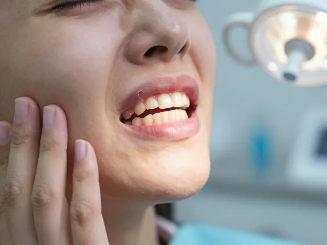 Nejlepší léčba pro prasklou zubní sklovinu: co dělat, když vám praskl zub