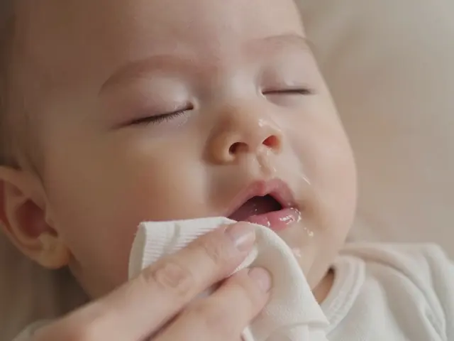 Jak dlouho rostou miminku zuby: Kompletní kalendář, příznaky a tipy